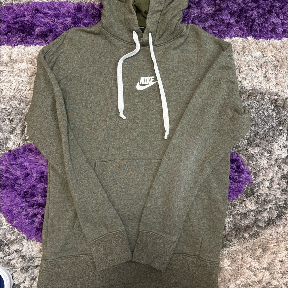 Green Nike hoodie!💚